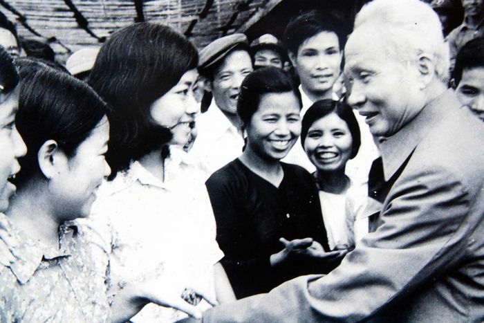 Thủ tướng Phạm Văn Đồng cùng cán bộ, Nhân dân Nam Ban năm 1981