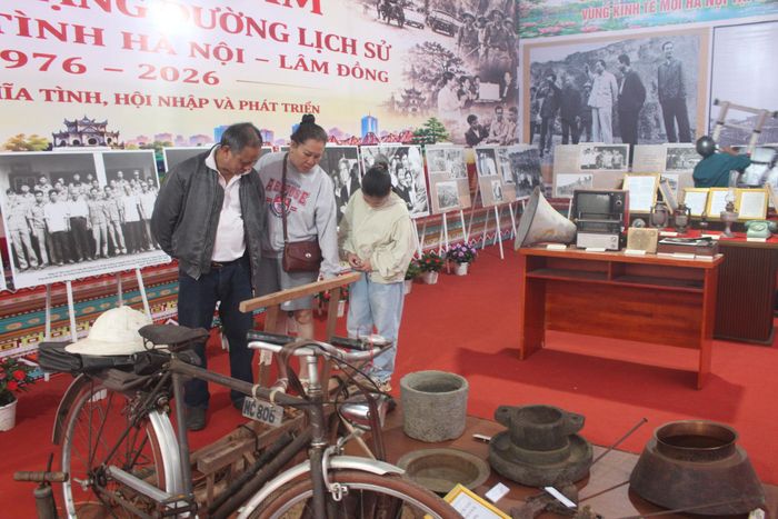 Không gian triển lãm hình ảnh hiện vật thời khai hoang mở đất cuốn hút người xem