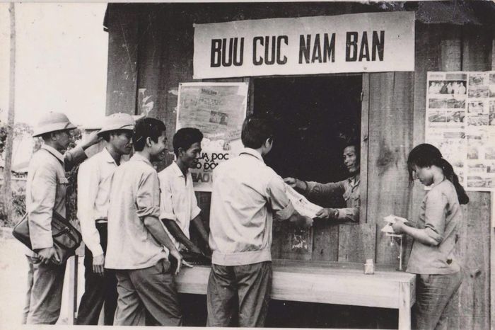 Gửi thư về gia đình.