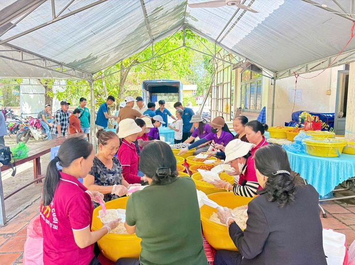 Nhóm thiện nguyện tất bật trong sáng 16/10