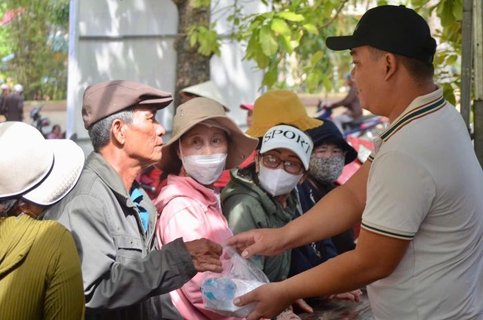 Trao cơm tận tay cho du khách phương xa