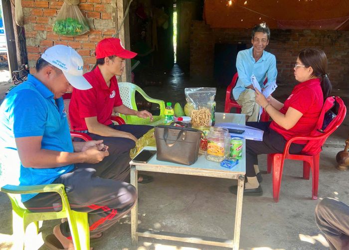 Tình nguyện viên đến nhà hướng dẫn người dân cách xử lý nguồn nước đục thành nước sạch