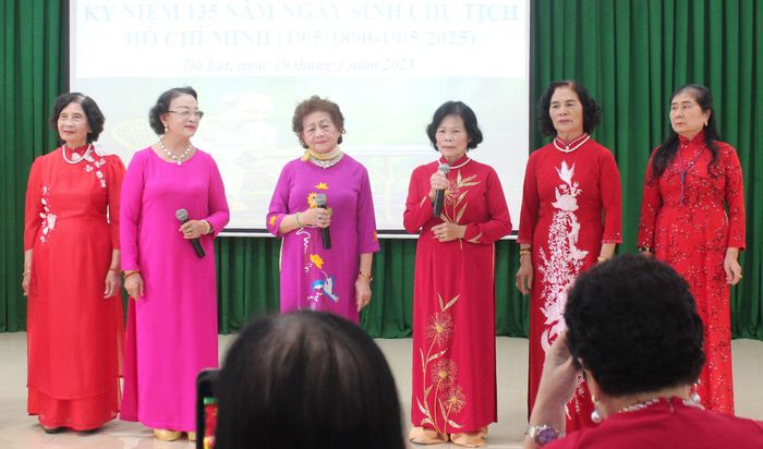 Hội viên Câu lạc bộ Thơ Lâm Đồng hát tóp ca Kỷ niệm Ngày sinh nhật Bác Hồ