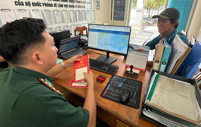 Ngư dân Lương Văn Phong đến làm thủ tục hoạt động thủy sản tại Trạm Kiểm soát Biên phòng Phan Thiết