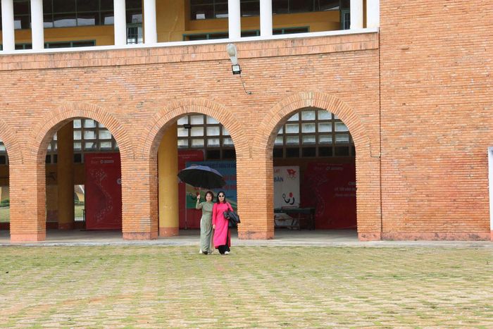 Tà áo dài luôn thiện cảm với khung cảnh đẹp của Đà Lạt, vì thế du khách luôn mang bộ áo dài truyền thống để mọi điểm checkin đều có ấn tượng riêng