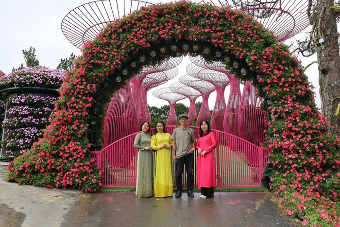 Người dân và du khách diện trang phục áo dài lịch sự để trải nghiệm cùng vẻ đẹp của Đà Lạt