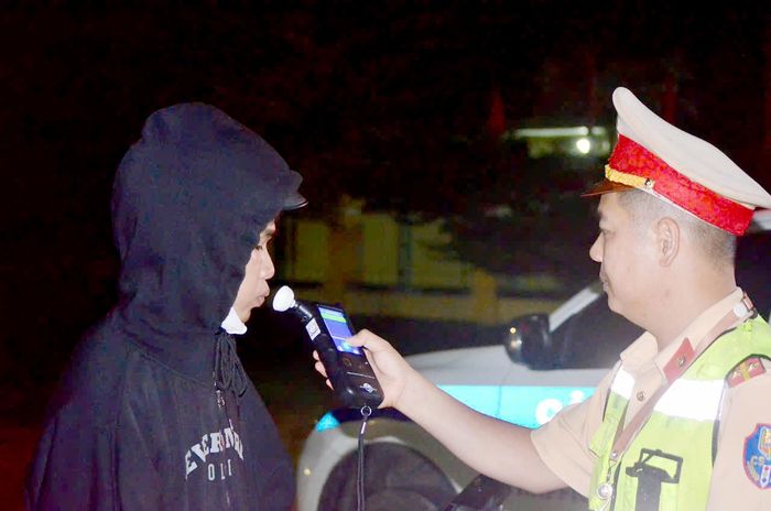 Lực lượng CSGT kiểm tra nồng độ cồn người điều khiển phương tiện