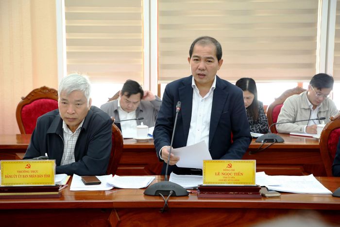 Đồng chí Lê Ngọc Tiến, Tỉnh ủy viên, Giám đốc Sở Tài chính báo cáo tiến độ xử lý các dự án tồn đọng và cơ sở nhà, đất dôi dư trên địa bàn tỉnh