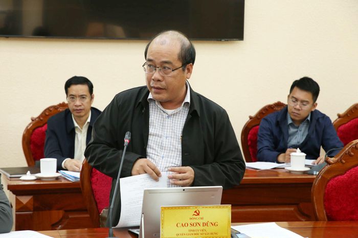 Quyền Giám đốc Sở Xây dựng Cao Sơn Dũng báo cáo giải ngân vốn đầu tư công của ngành, xử lý tài sản nhà, đất dôi dư