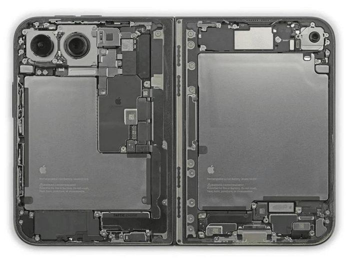 Các linh kiện bên dưới màn hình trong của iPhone Duo. Ảnh: iFixit