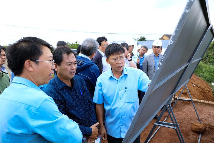 Lãnh đạo xã Di Linh, tỉnh Lâm Đồng khảo sát thực tế khu vực thi công cao tốc Bảo Lộc - Liên Khương, đoạn qua địa bàn xã