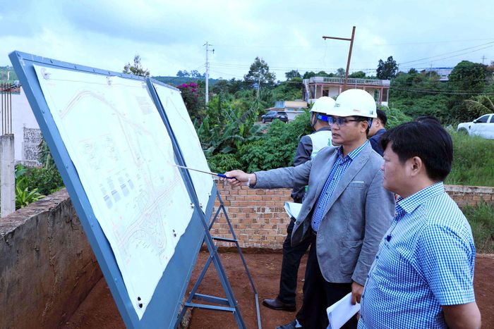 Lãnh đạo Sở Nông nghiệp và Môi trường Lâm Đồng (ngoài cùng bên phải) theo dõi tiến độ giải phóng mặt bằng cao tốc Bảo Lộc - Liên Khương