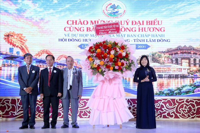Đồng chí Hà Thị Hạnh, Ủy viên Ban Thường vụ Tỉnh ủy, Phó Chủ tịch Ủy ban MTTQ Việt Nam tỉnh (bên phải) tặng hoa chúc mừng Hội đồng hương TP Đà Nẵng - tỉnh Lâm Đồng