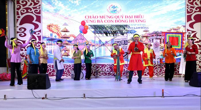 Các hội viên Hội đồng hương TP Đà Nẵng - tỉnh Lâm Đồng biểu diễn nghệ thuật Bài chòi Xứ Quảng tại chương trình