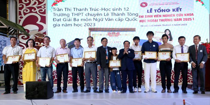 Hội đồng hương TP Đà Nẵng - tỉnh Lâm Đồng trao học bổng cho các em học sinh có thành tích xuất sắc