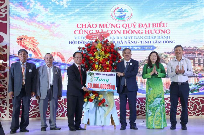 Các đồng chí lãnh đạo TP Đà Nẵng tặng hoa chúc mừng Hội đồng hương TP Đà Nẵng - tỉnh Lâm Đồng