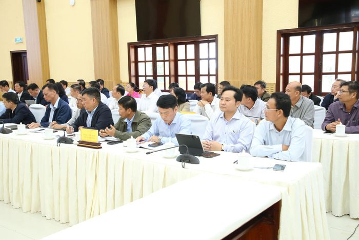 Lãnh đạo các xã, phường, đặc khu tham dự hội nghị
