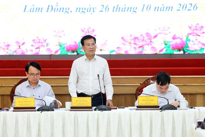 Đồng chí Hồ Văn Mười, Ủy viên Ban Chấp hành Trung ương Đảng, Phó Bí thư Tỉnh ủy, Chủ tịch UBND tỉnh Lâm Đồng phát biểu tại hội nghị