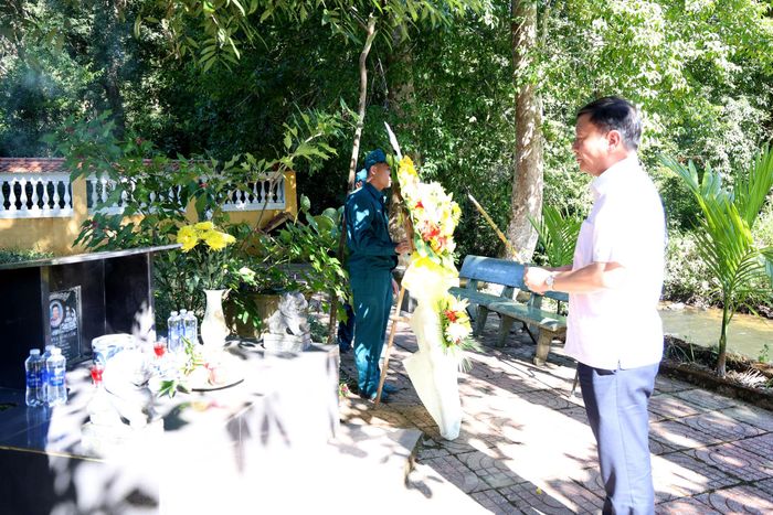 Phó Bí thư Tỉnh ủy Lâm Đồng Bùi Thắng dâng hương tại phần mộ Liệt sĩ Phạm Hồng Cẩm