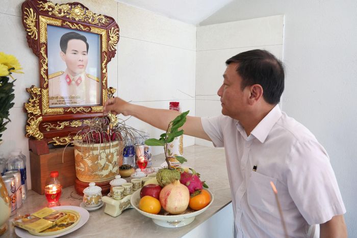 Đồng chí Bùi Thắng dâng hương tại nhà tưởng niệm Liệt sĩ Phạm Hồng Cẩm