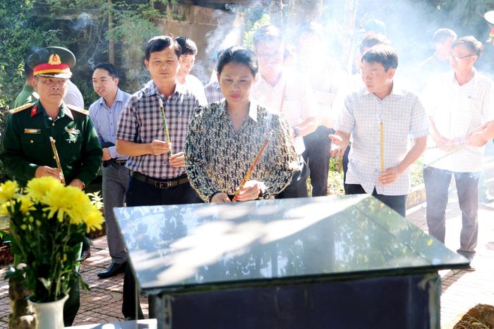 Lãnh đạo các sở, ngành, đơn vị dâng hương tại phần mộ liệt sĩ