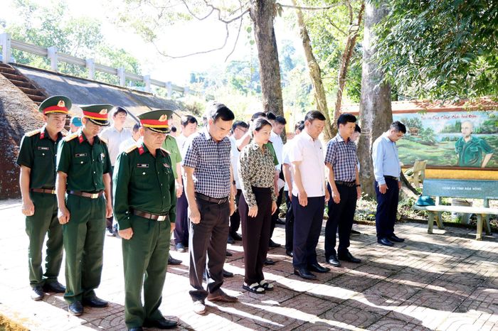 Đoàn công tác của Thường trực Tỉnh ủy Lâm Đồng dành một phút mặc niệm tới Liệt sĩ Phạm Hồng Cẩm