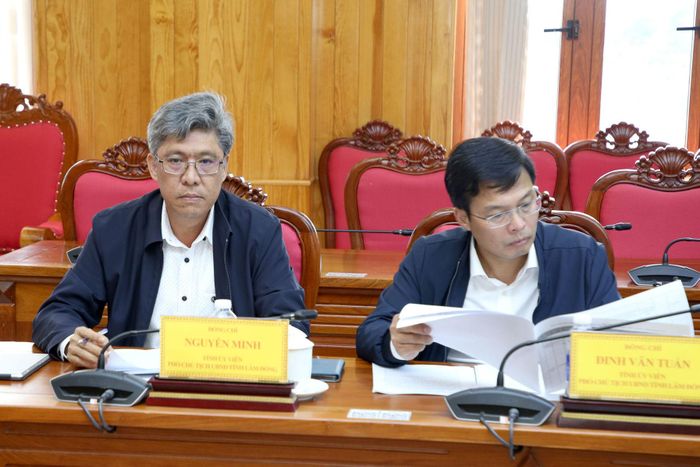 Các đồng chí Nguyễn Minh, Tỉnh ủy viên, Phó Chủ tịch UBND tỉnh (bên trái); Đinh Văn Tuấn, Tỉnh ủy viên, Phó Chủ tịch UBND tỉnh (bên phải) tham dự cuộc họp