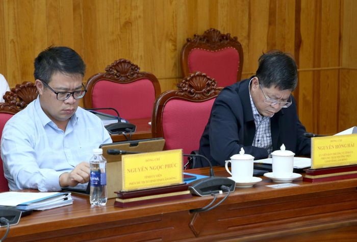 Các đồng chí Nguyễn Hồng Hải, Ủy viên Ban Thường vụ Tỉnh ủy, Phó Chủ tịch Thường trực UBND tỉnh (bên phải); Nguyễn Ngọc Phúc, Tỉnh ủy viên, Phó Chủ tịch UBND tỉnh (bên trái) tham dự cuộc họp