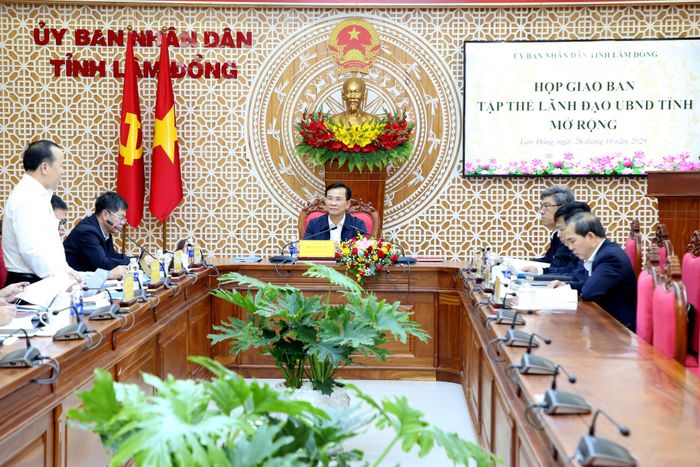 Ủy viên Ban Chấp hành Trung ương Đảng, Phó Bí thư Tỉnh ủy, Chủ tịch UBND tỉnh Lâm Đồng Hồ Văn Mười chủ trì cuộc họp