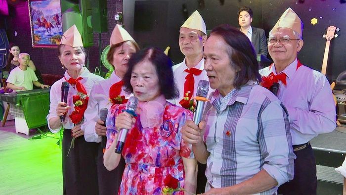 Hội viên 2 câu lạc bộ biểu diễn văn nghệ