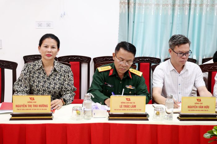 Tham gia buổi làm việc có các thành viên Tổ theo dõi địa bàn số 11