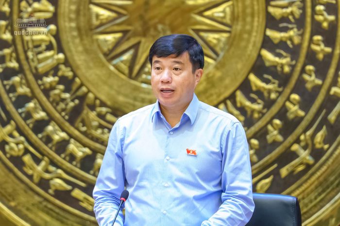 Đồng chí Y Thanh Hà Niê Kđăm, Ủy viên Trung ương Đảng, Bí thư Tỉnh ủy, Trưởng Đoàn ĐBQH tỉnh Lâm Đồng điều hành phiên thảo luận