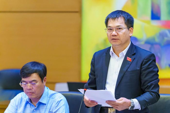 Đại biểu Dương Khắc Mai, Phó trưởng Đoàn ĐBQH tỉnh Lâm Đồng góp ý dự án Luật sửa đổi, bổ sung một số điều của Luật Quản lý, sử dụng vũ khí, vật liệu nổ và công cụ hỗ trợ và Luật Phòng cháy, chữa cháy và cứu nạn, cứu hộ