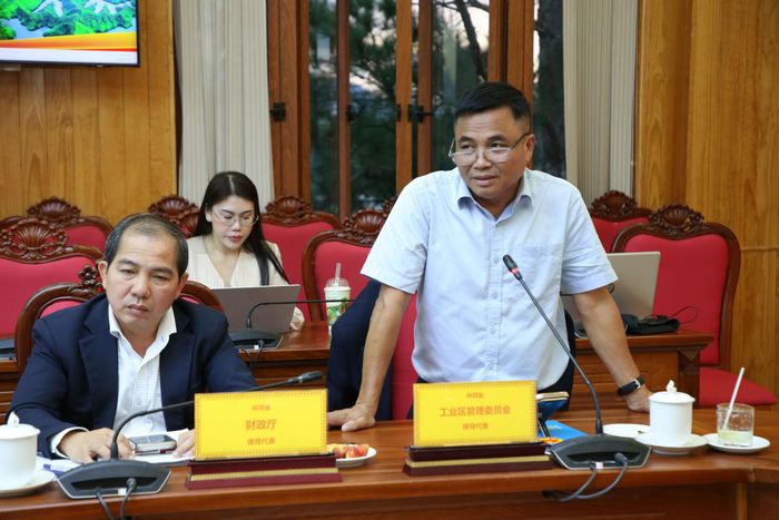 Trưởng Ban Quản lý các khu công nghiệp tỉnh Lâm Đồng Phan Dương Cường báo cáo tại buổi làm việc