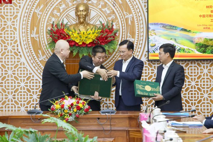 Ông Bùi Tông Thuyên, Chủ tịch Tập đoàn Doanh nghiệp Dịch vụ Du lịch Di An Hà Nam tặng quà và giới thiệu các sản phẩm được chế biến từ cây đinh lăng, loại cây mà doanh nghiệp Trung Quốc đề xuất hợp tác với Lâm Đồng để trồng và chế biến