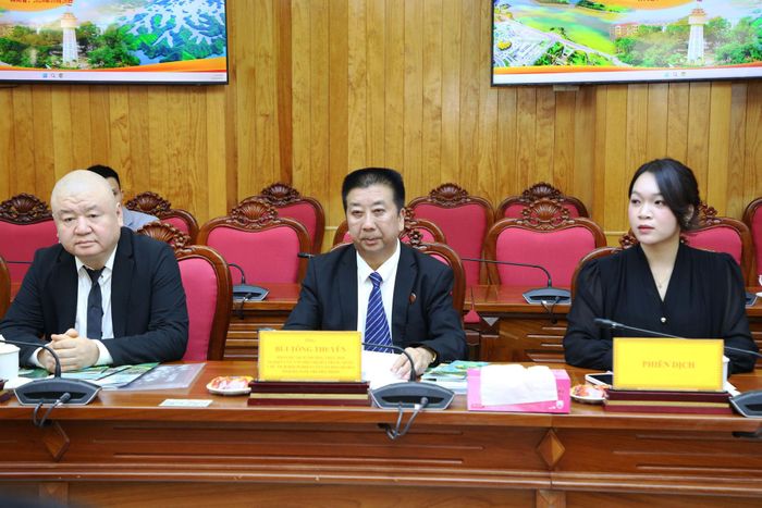 Ông Bùi Tông Thuyên, Chủ tịch Tập đoàn Doanh nghiệp Dịch vụ Du lịch Di An Hà Nam (ngồi giữa) cùng thành viên Đoàn công tác tham dự buổi làm việc với tỉnh Lâm Đồng