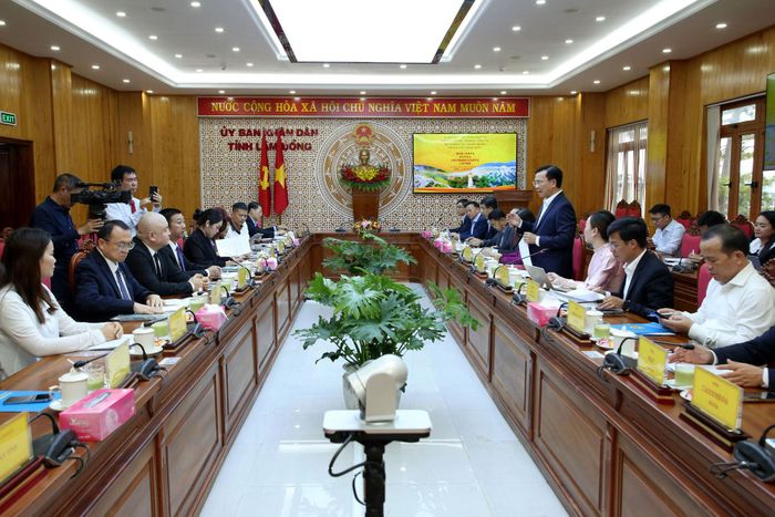 Quang cảnh buổi làm việc