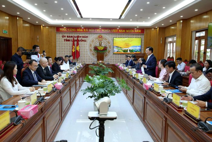 Quang cảnh buổi làm việc