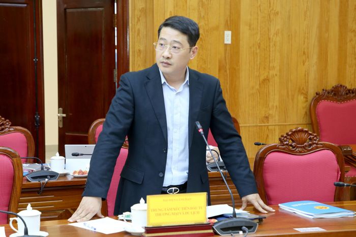 Ông Nghiêm Đình Hiếu, Giám đốc Trung tâm Xúc tiến đầu tư, Thương mại và Du lịch Lâm Đồng đề xuất chương trình hợp tác giữa hai bên tại buổi làm việc