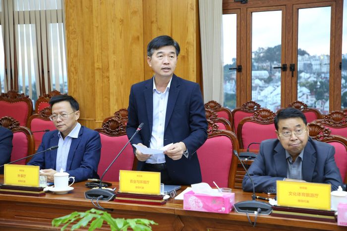 Tỉnh ủy viên, Giám đốc Sở Nông nghiệp và Môi trường Phan Nguyễn Hoàng Tân thông tin các vấn đề liên quan đến thủ tục mà phía doanh nghiệp Trung Quốc dự kiến tham dự vào dịp Festival Hoa Đà Lạt lần thứ XI năm 2026