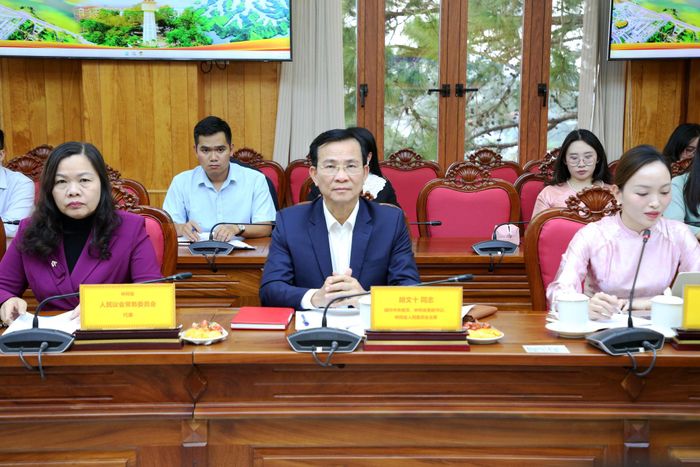 Các đồng chí: Hồ Văn Mười, Ủy viên Ban Chấp hành Trung ương Đảng, Phó Bí thư Tỉnh ủy, Chủ tịch UBND tỉnh Lâm Đồng (ngồi giữa hàng đầu); Nguyễn Thị Thuận Bích, Tỉnh ủy viên, Phó Chủ tịch HĐND tỉnh (hàng đầu, ngoài cùng bên trái) tham dự buổi làm việc