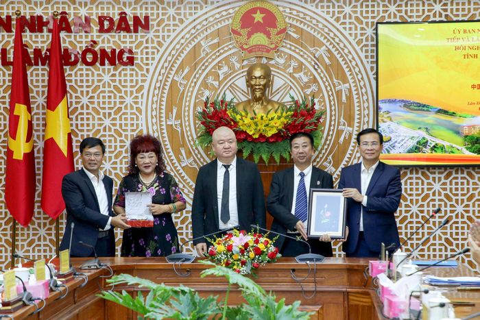 Các đồng chí: Hồ Văn Mười, Ủy viên Ban Chấp hành Trung ương Đảng, Phó Bí thư Tỉnh ủy, Chủ tịch UBND tỉnh (ngoài cùng bên phải); Đinh Văn Tuấn, Tỉnh ủy viên, Phó Chủ tịch UBND tỉnh (ngoài cùng bên trái) tặng quà cho các doanh nghiệp phía Trung Quốc