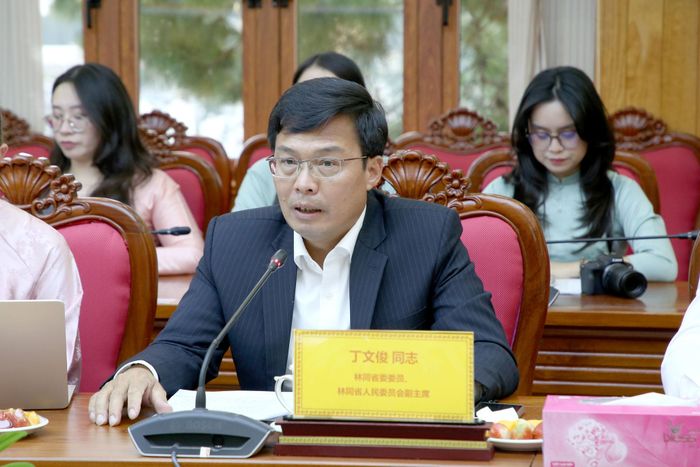 Tỉnh ủy viên, Phó Chủ tịch UBND tỉnh Đinh Văn Tuấn yêu cầu các sở, ngành liên quan phối hợp chặt chẽ với các doanh nghiệp Trung Quốc để triển khai các đề nghị hợp tác