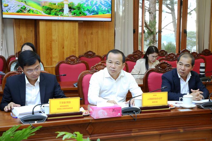 Tỉnh ủy viên, Phó Chủ tịch UBND tỉnh Đinh Văn Tuấn (bên trái ngoài cùng) và lãnh đạo các sở, ngành Lâm Đồng tham dự buổi làm việc