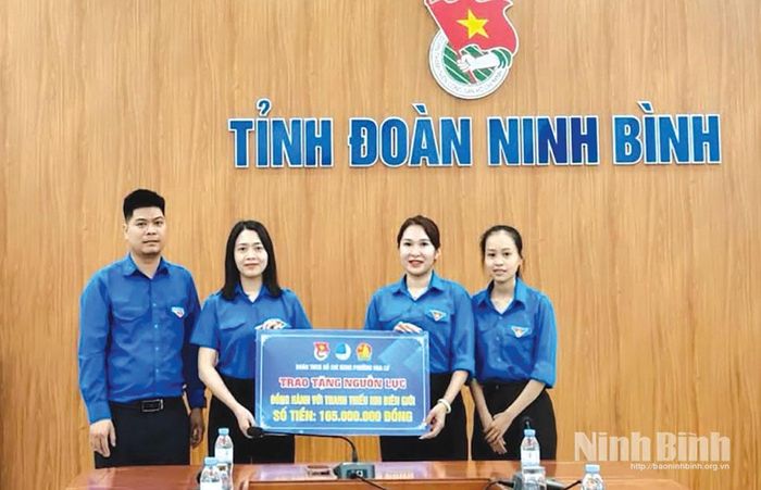 Đoàn Thanh niên phường Hoa Lư trao tặng nguồn lực hưởng ứng Đề án “Tuổi trẻ Việt Nam đồng hành với thanh, thiếu nhi vùng biên giới, giai đoạn 2026-2030”.