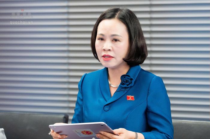 Đại biểu Trần Thị Hồng Thanh, Tỉnh ủy viên, Phó Trưởng Đoàn ĐBQH chuyên trách tỉnh Ninh Bình phát biểu thảo luận.