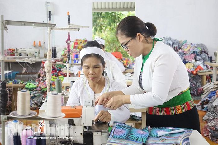 Chị Đinh Thị Chúc chú trọng nâng cao tay nghề cho người lao động với phương châm “cầm tay chỉ việc”.