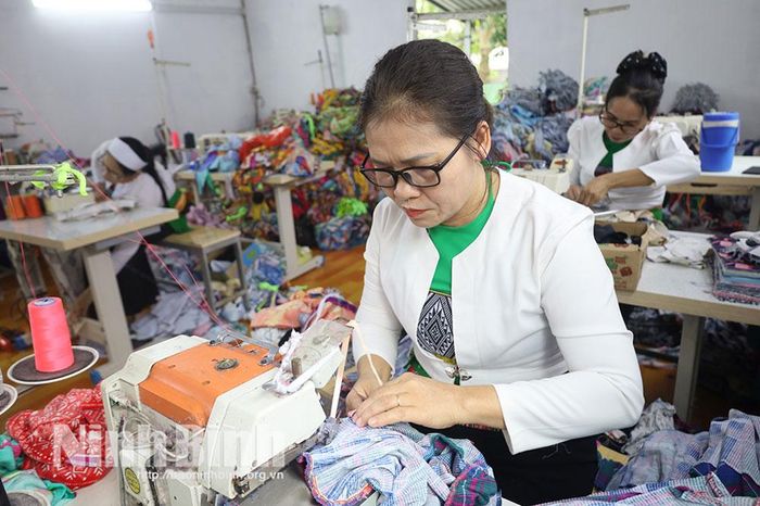 Chị Đinh Thị Chúc khởi nghiệp từ chính niềm đam mê với nghề may mặc.