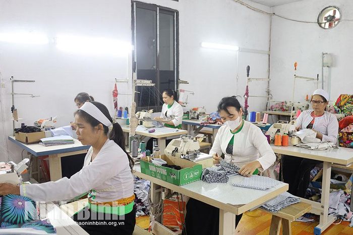 HTX may mặc Thạch Bình, xã Phú Sơn tạo việc làm ổn định cho người dân địa phương.