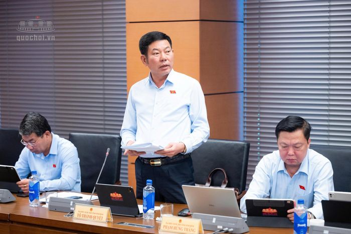 Thiếu tướng Tô Thành Quyết, Phó Tư lệnh Quân khu III phát biểu thảo luận.